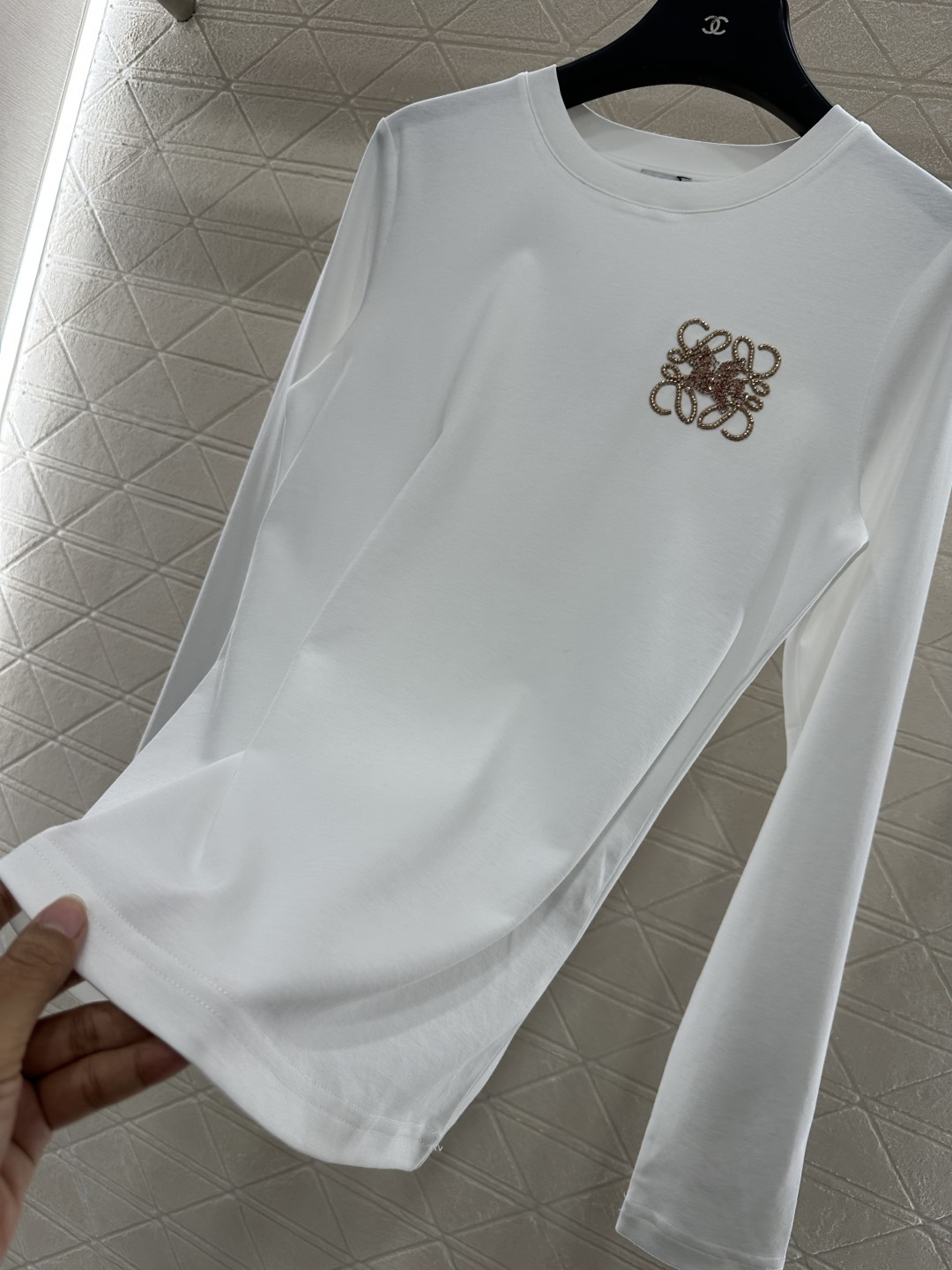 ♥Loew*♥2025新品上架
      圆领钉珠长袖上衣
定制YB原生全棉材质 透气舒适 质感十足 