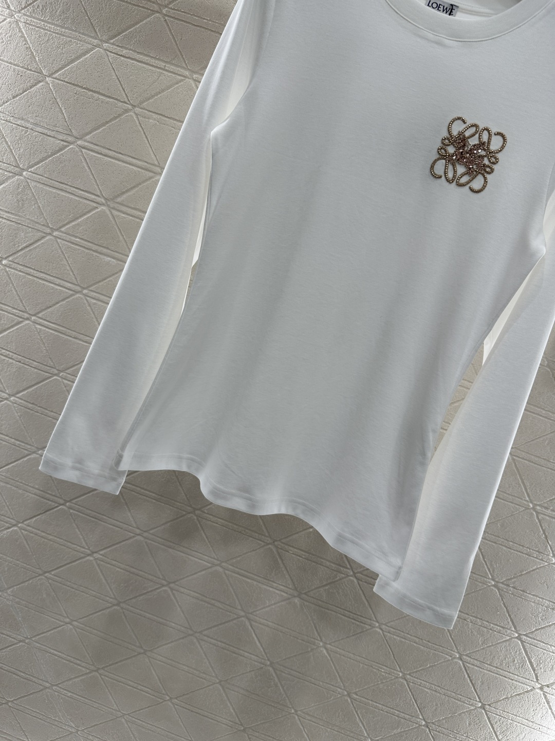♥Loew*♥2025新品上架
      圆领钉珠长袖上衣
定制YB原生全棉材质 透气舒适 质感十足 