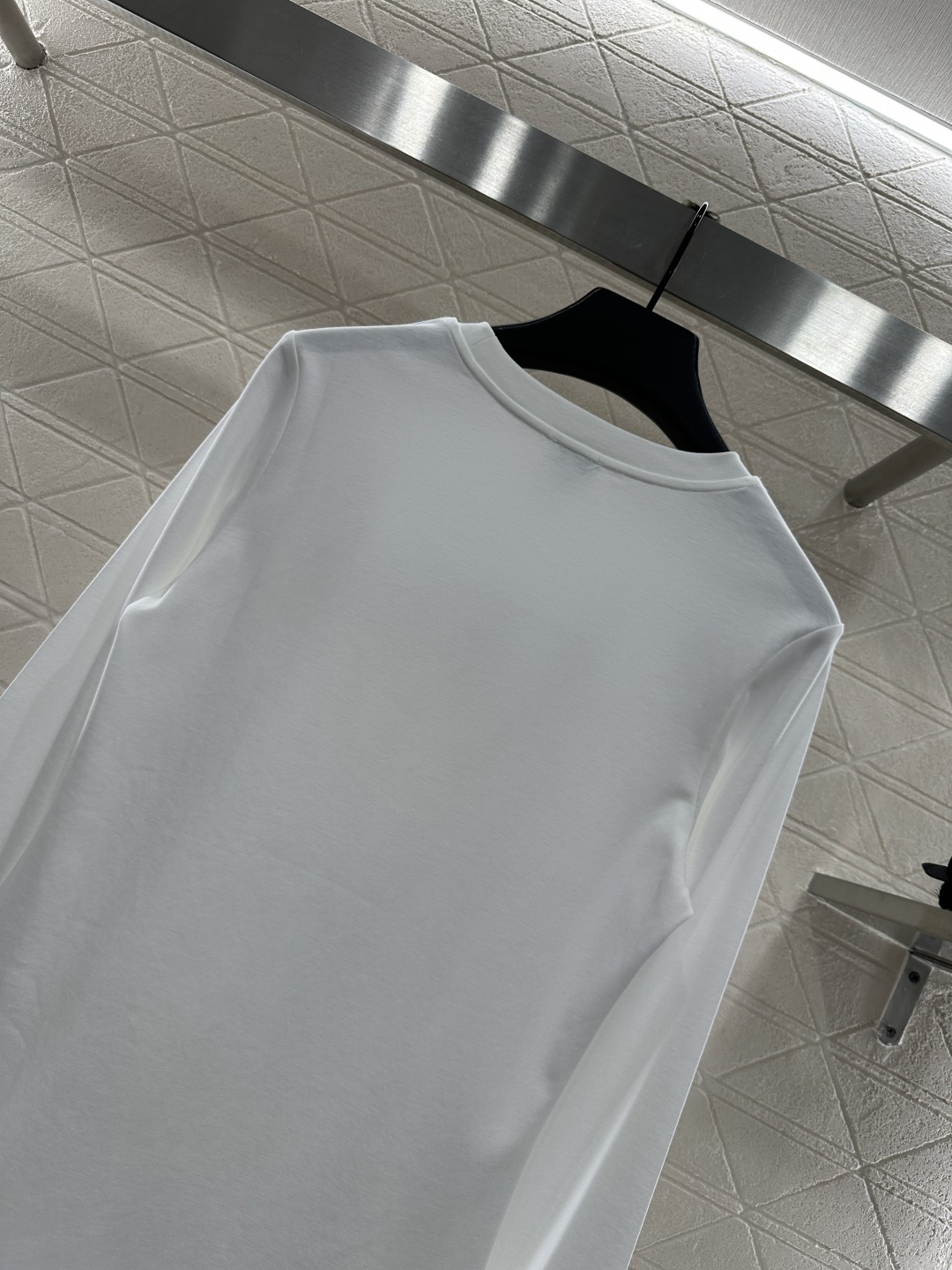 ♥Loew*♥2025新品上架
      圆领钉珠长袖上衣
定制YB原生全棉材质 透气舒适 质感十足 