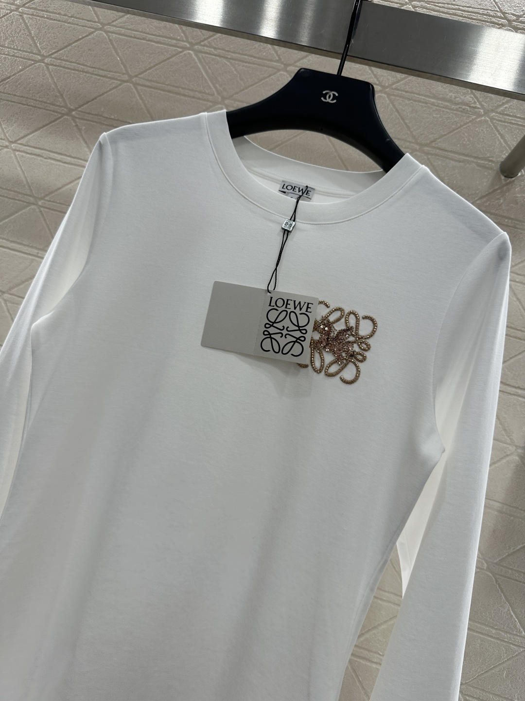 ♥Loew*♥2025新品上架
      圆领钉珠长袖上衣
定制YB原生全棉材质 透气舒适 质感十足 