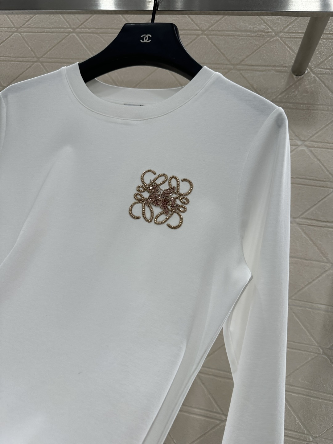 ♥Loew*♥2025新品上架
      圆领钉珠长袖上衣
定制YB原生全棉材质 透气舒适 质感十足 