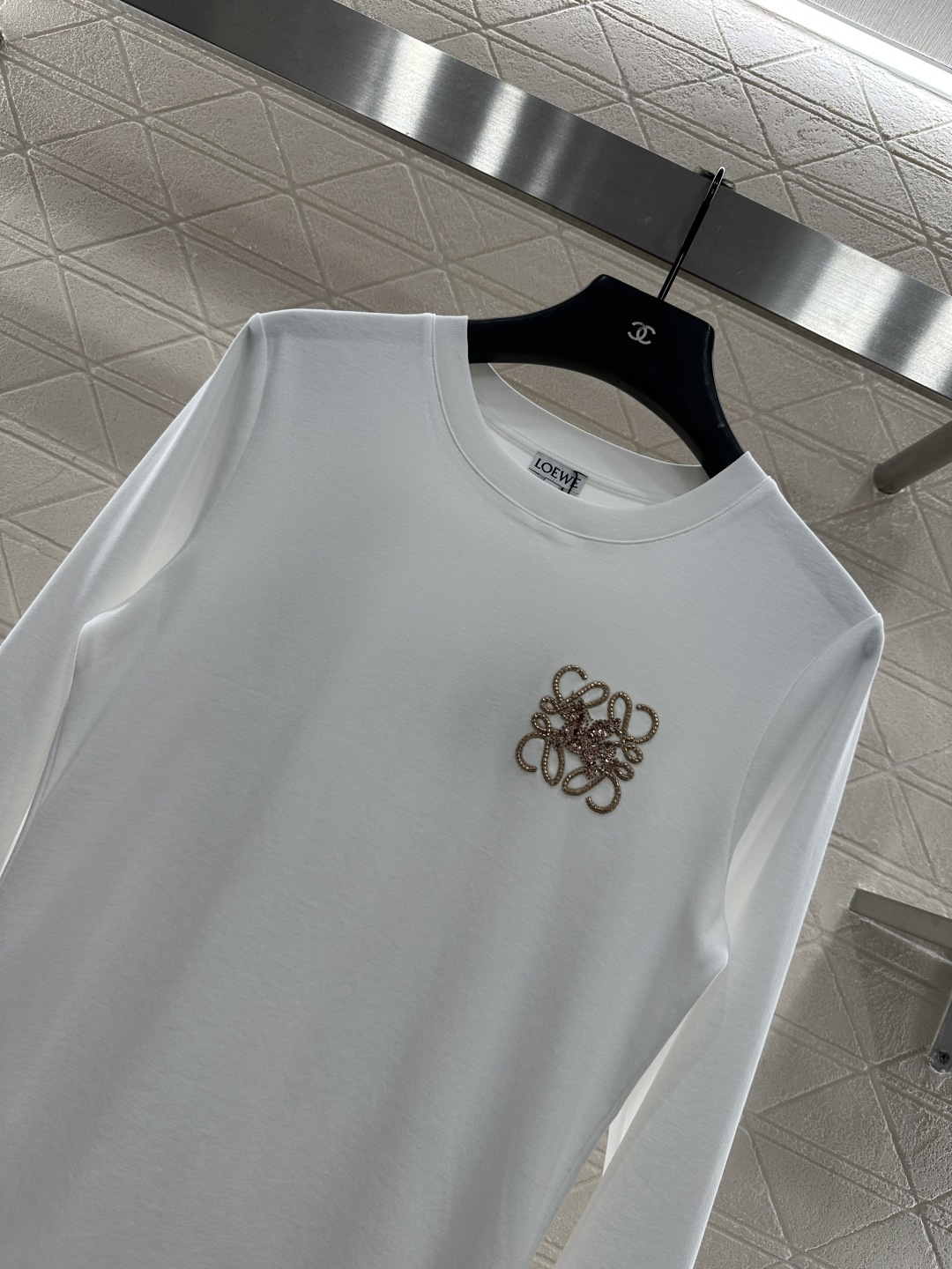 ♥Loew*♥2025新品上架
      圆领钉珠长袖上衣
定制YB原生全棉材质 透气舒适 质感十足 