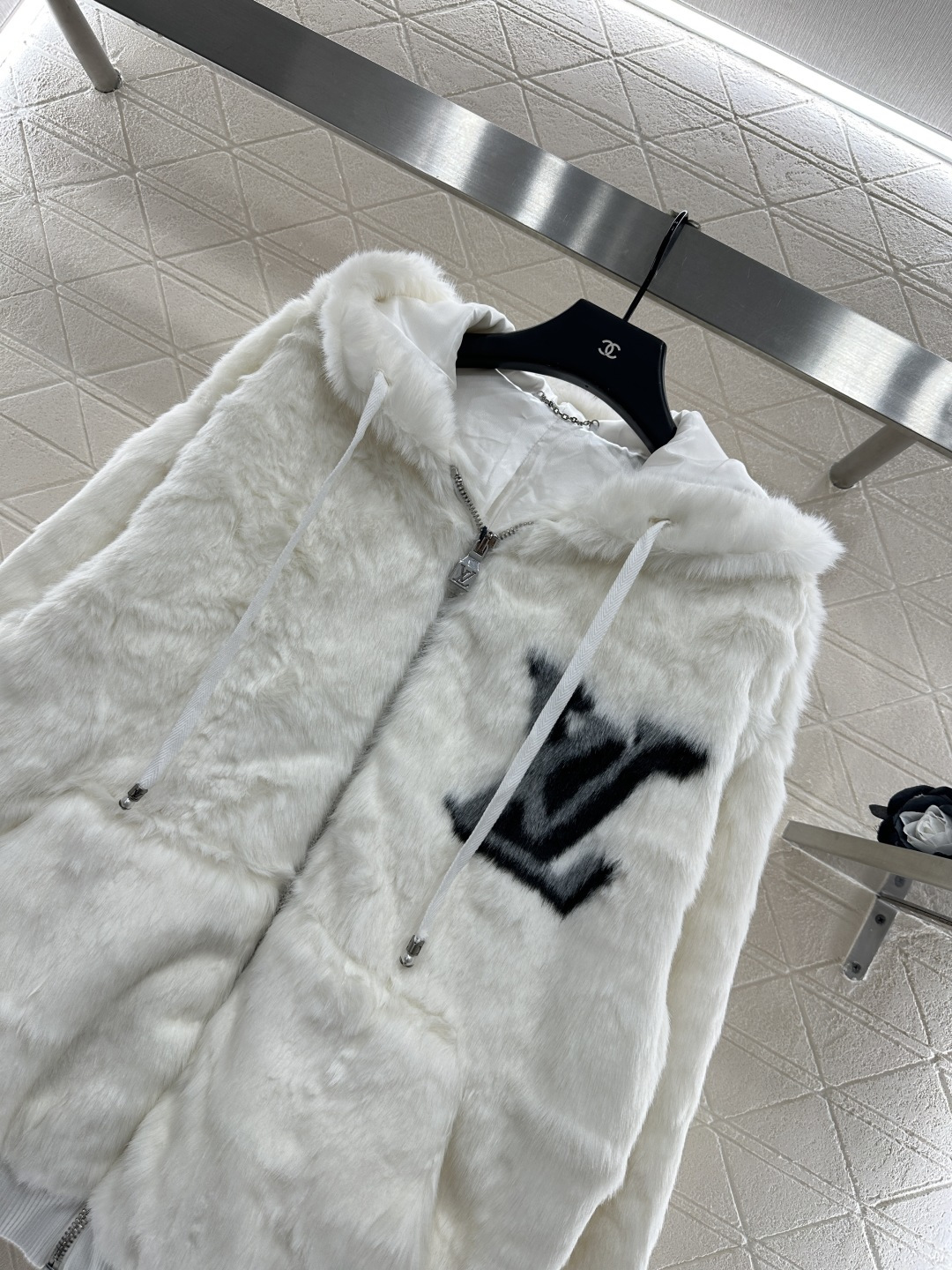 ♥Louis Vuitto*♥2025新品上架
      连帽皮草毛外套
定制YB进口材质 毛量充足 