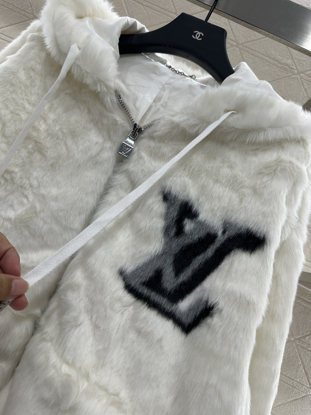 ♥Louis Vuitto*♥2025新品上架
      连帽皮草毛外套
定制YB进口材质 毛量充足 