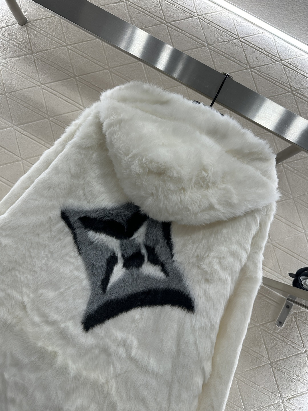 ♥Louis Vuitto*♥2025新品上架
      连帽皮草毛外套
定制YB进口材质 毛量充足 