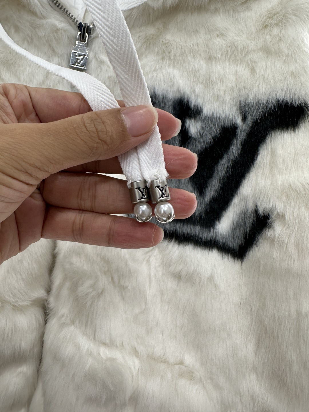 ♥Louis Vuitto*♥2025新品上架
      连帽皮草毛外套
定制YB进口材质 毛量充足 