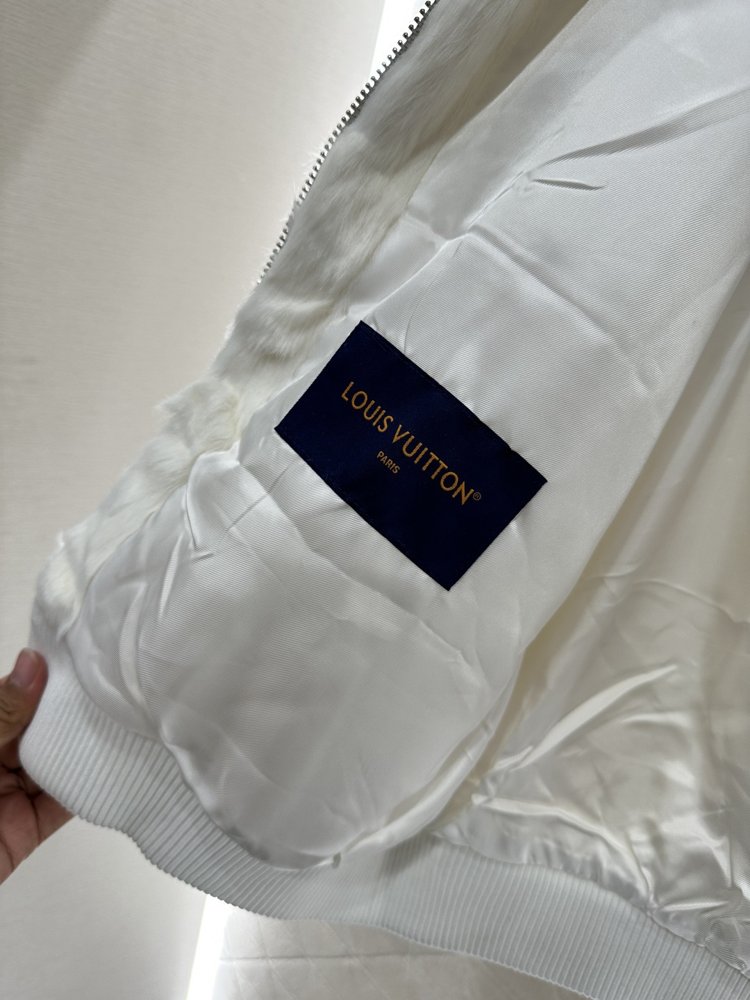 ♥Louis Vuitto*♥2025新品上架
      连帽皮草毛外套
定制YB进口材质 毛量充足 