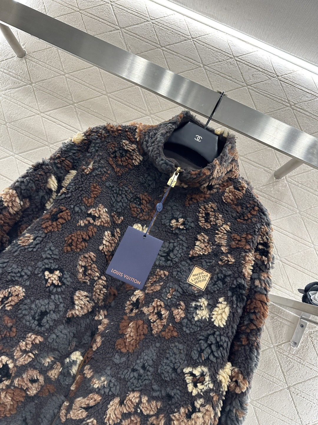 ♥Louis Vuitto*♥2025新品上架
    两面穿泰迪拉链外套
定制YB泰迪羊羔毛材质 穿搭