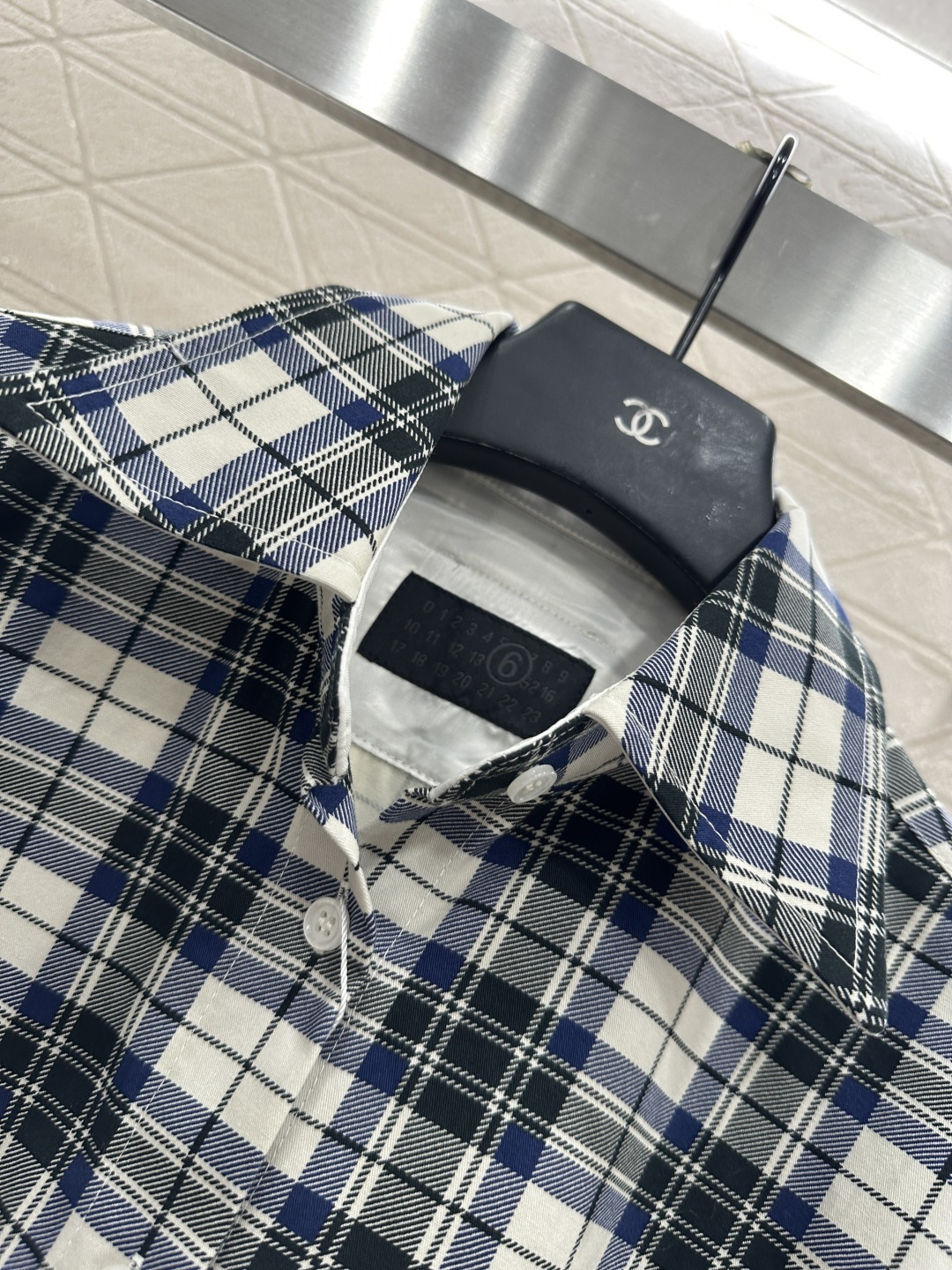 ♥MM6*♥2025新品上架
    两面穿格纹刺绣衬衣
定制YB斜纹全棉材质 柔软亲肤 舒适不易皱 长