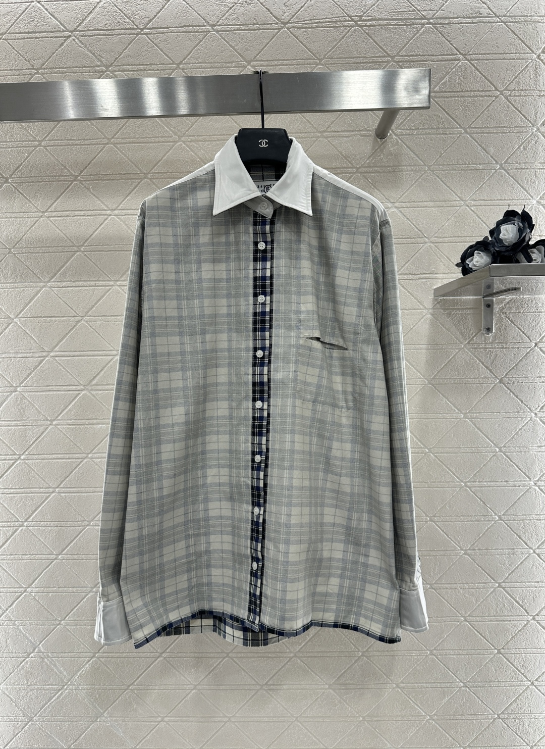 ♥MM6*♥2025新品上架
    两面穿格纹刺绣衬衣
定制YB斜纹全棉材质 柔软亲肤 舒适不易皱 长