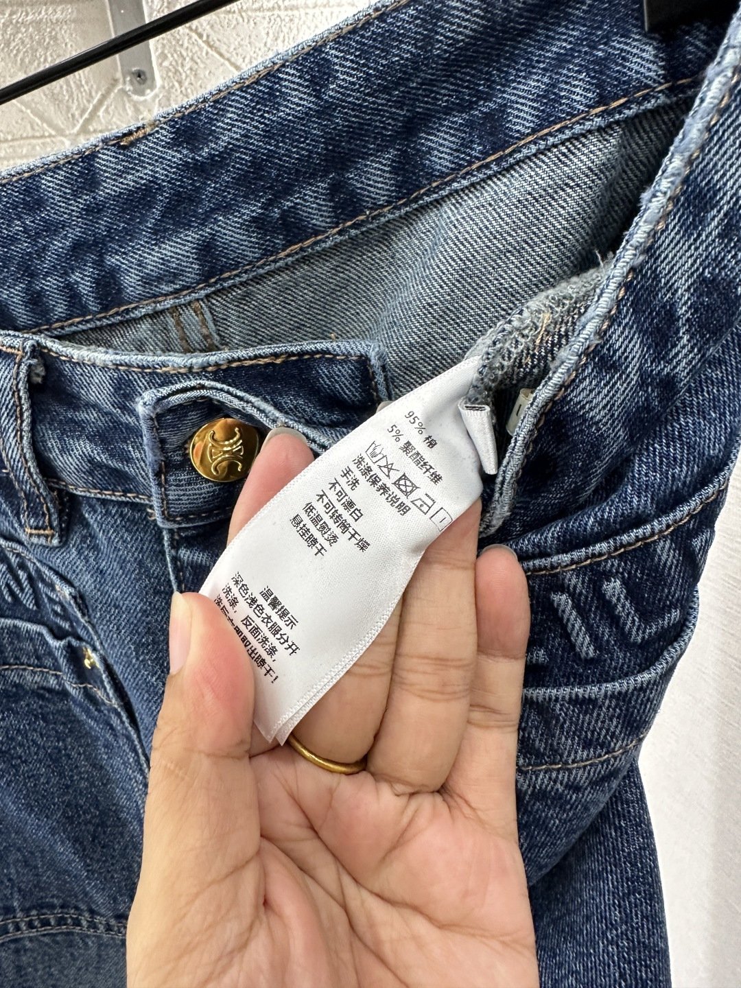 ♥Celin*♥2025新品上架
      阔腿牛仔直筒长裤
定制YB斜纹棉牛仔材质 质感挺括 穿搭有