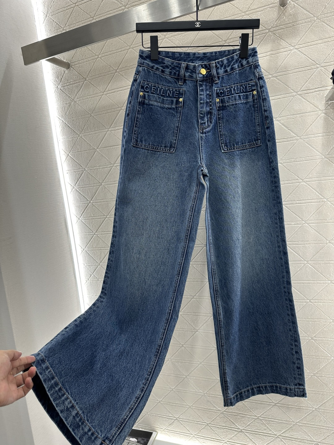 ♥Celin*♥2025新品上架
      阔腿牛仔直筒长裤
定制YB斜纹棉牛仔材质 质感挺括 穿搭有