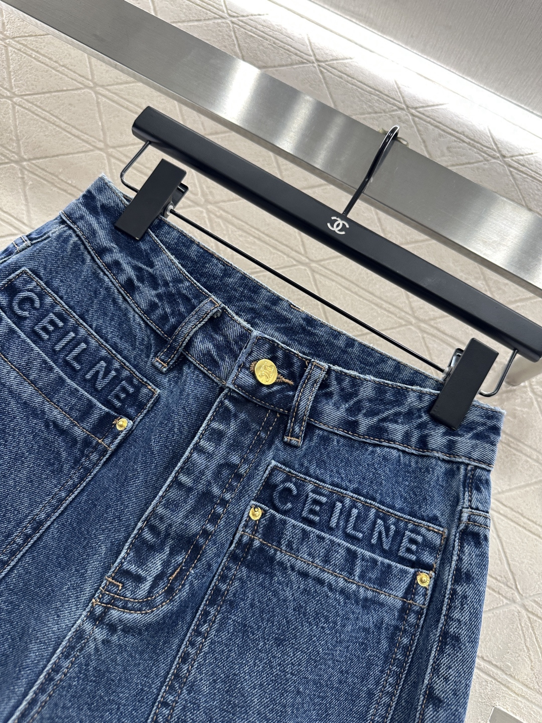 ♥Celin*♥2025新品上架
      阔腿牛仔直筒长裤
定制YB斜纹棉牛仔材质 质感挺括 穿搭有