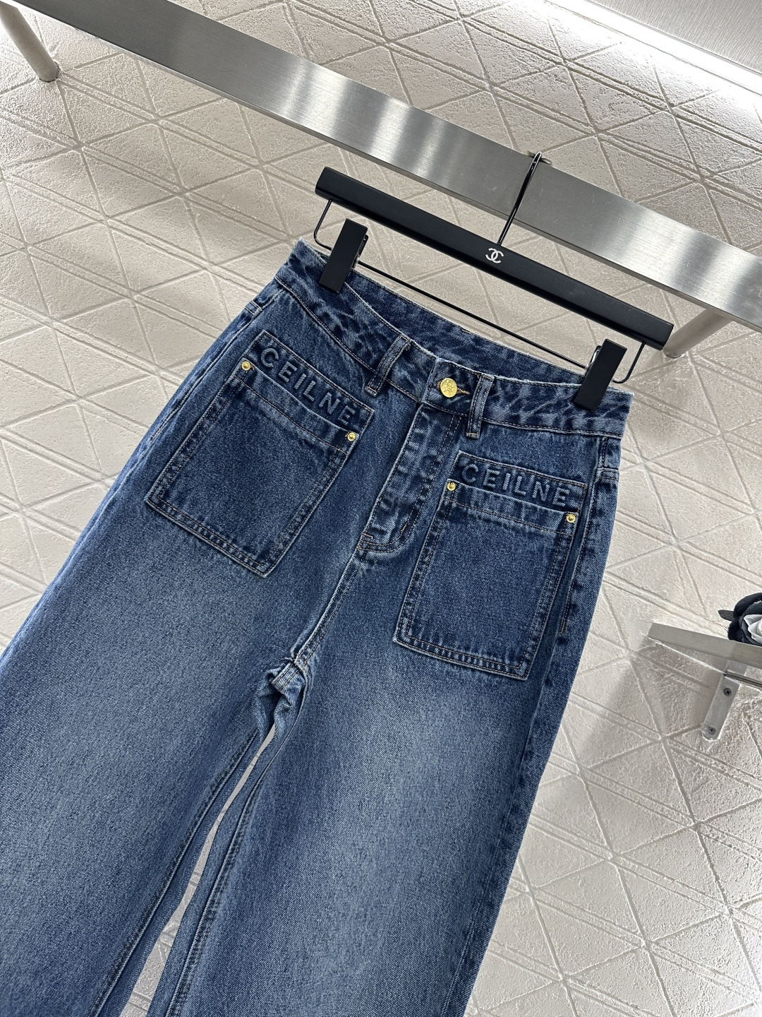 ♥Celin*♥2025新品上架
      阔腿牛仔直筒长裤
定制YB斜纹棉牛仔材质 质感挺括 穿搭有