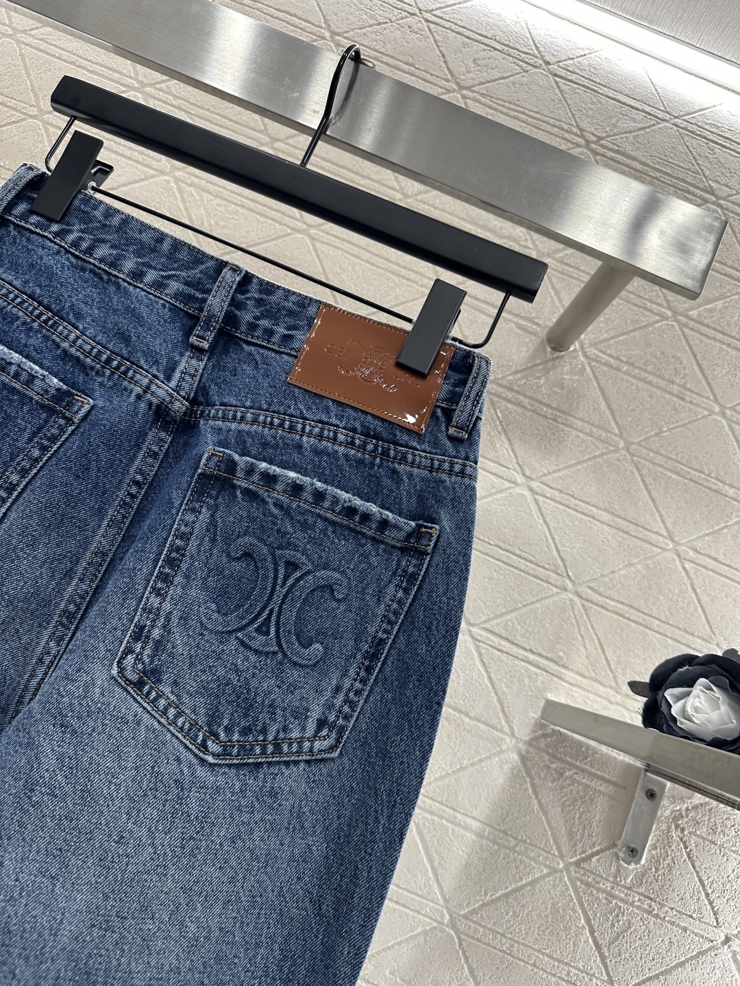 ♥Celin*♥2025新品上架
      阔腿牛仔直筒长裤
定制YB斜纹棉牛仔材质 质感挺括 穿搭有