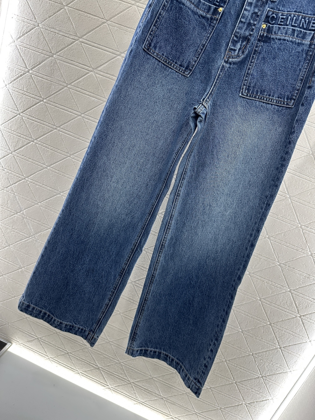 ♥Celin*♥2025新品上架
      阔腿牛仔直筒长裤
定制YB斜纹棉牛仔材质 质感挺括 穿搭有