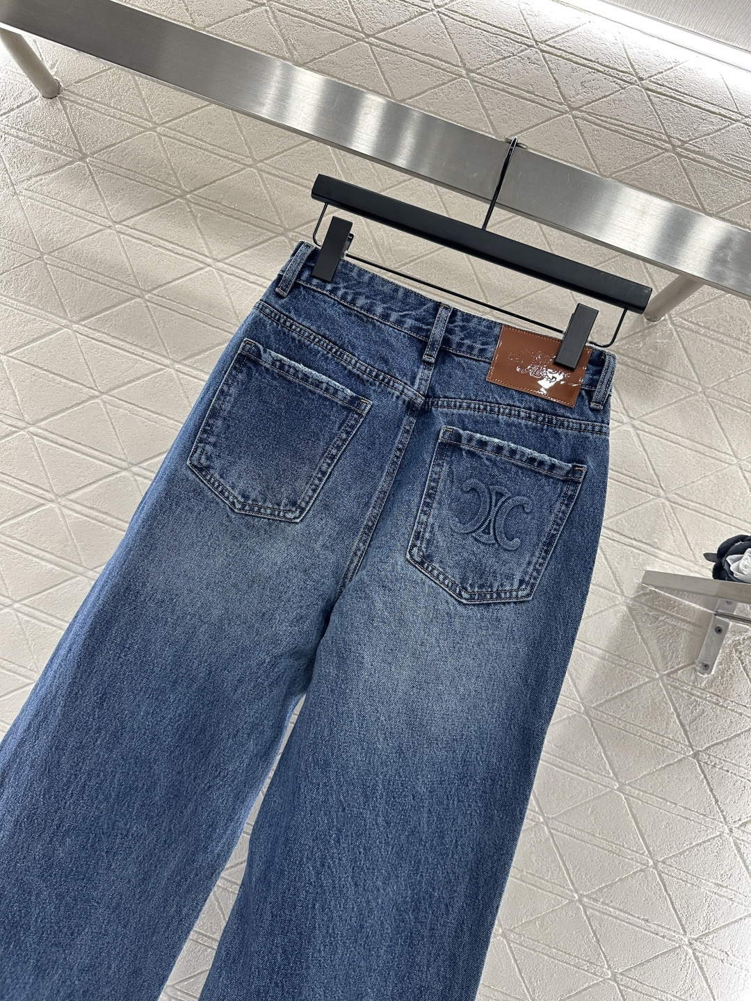 ♥Celin*♥2025新品上架
      阔腿牛仔直筒长裤
定制YB斜纹棉牛仔材质 质感挺括 穿搭有