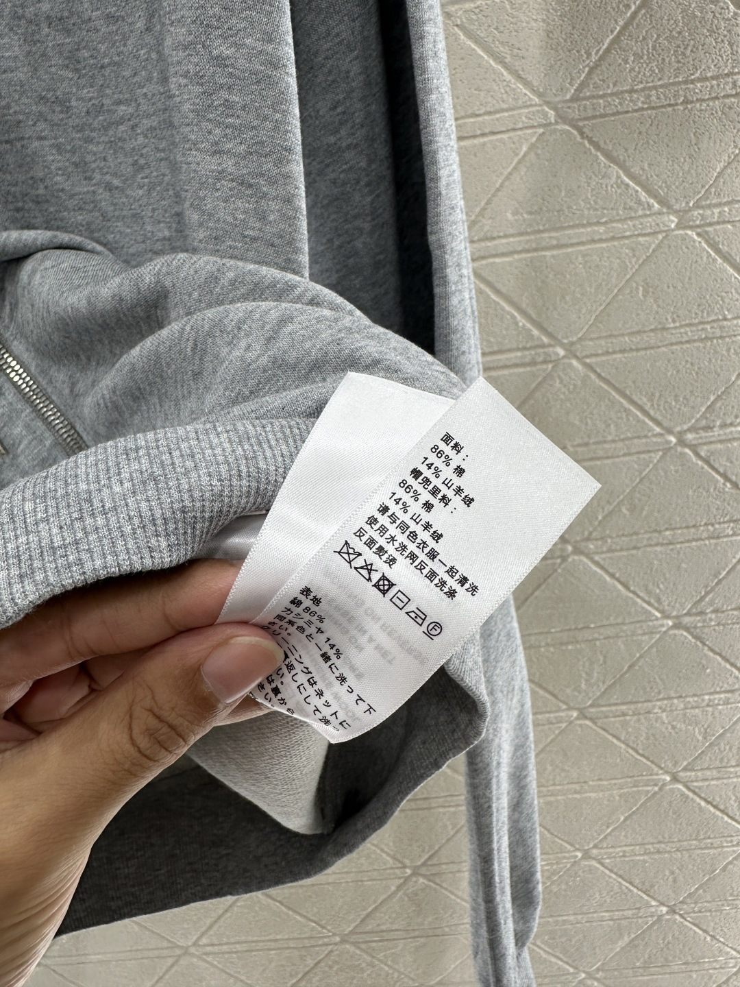 ♥Celin*♥2025新品上架
    廓形宽松连帽外套
定制YB斜纹全棉材质 舒适透气 挺括有型 连