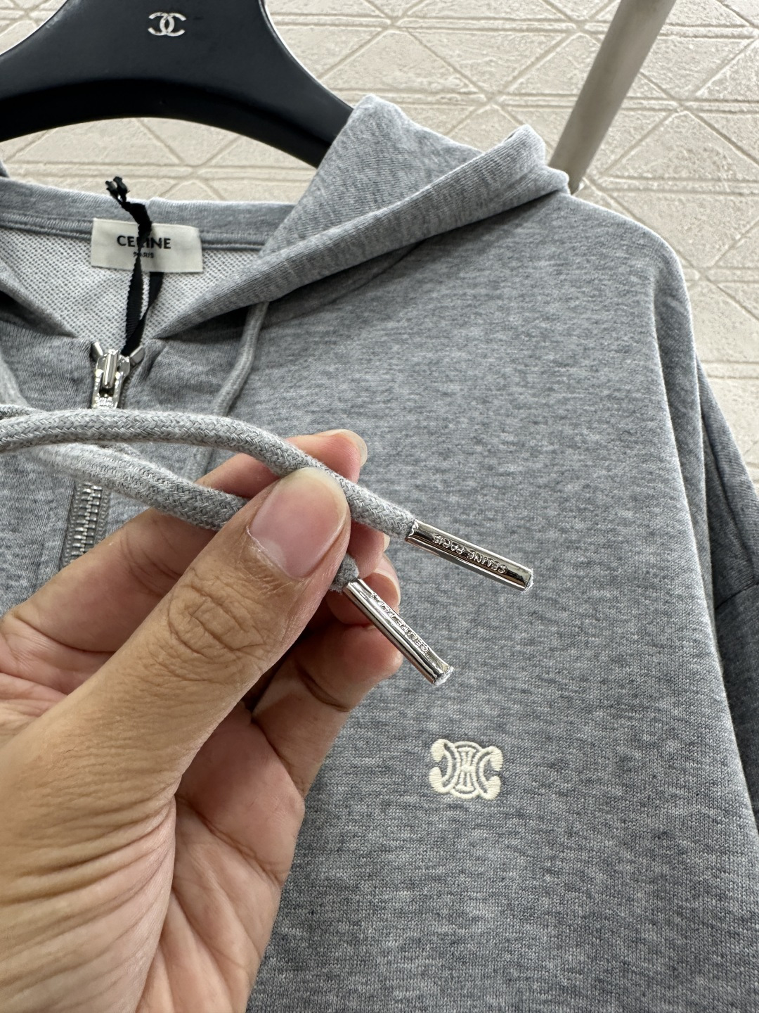 ♥Celin*♥2025新品上架
    廓形宽松连帽外套
定制YB斜纹全棉材质 舒适透气 挺括有型 连