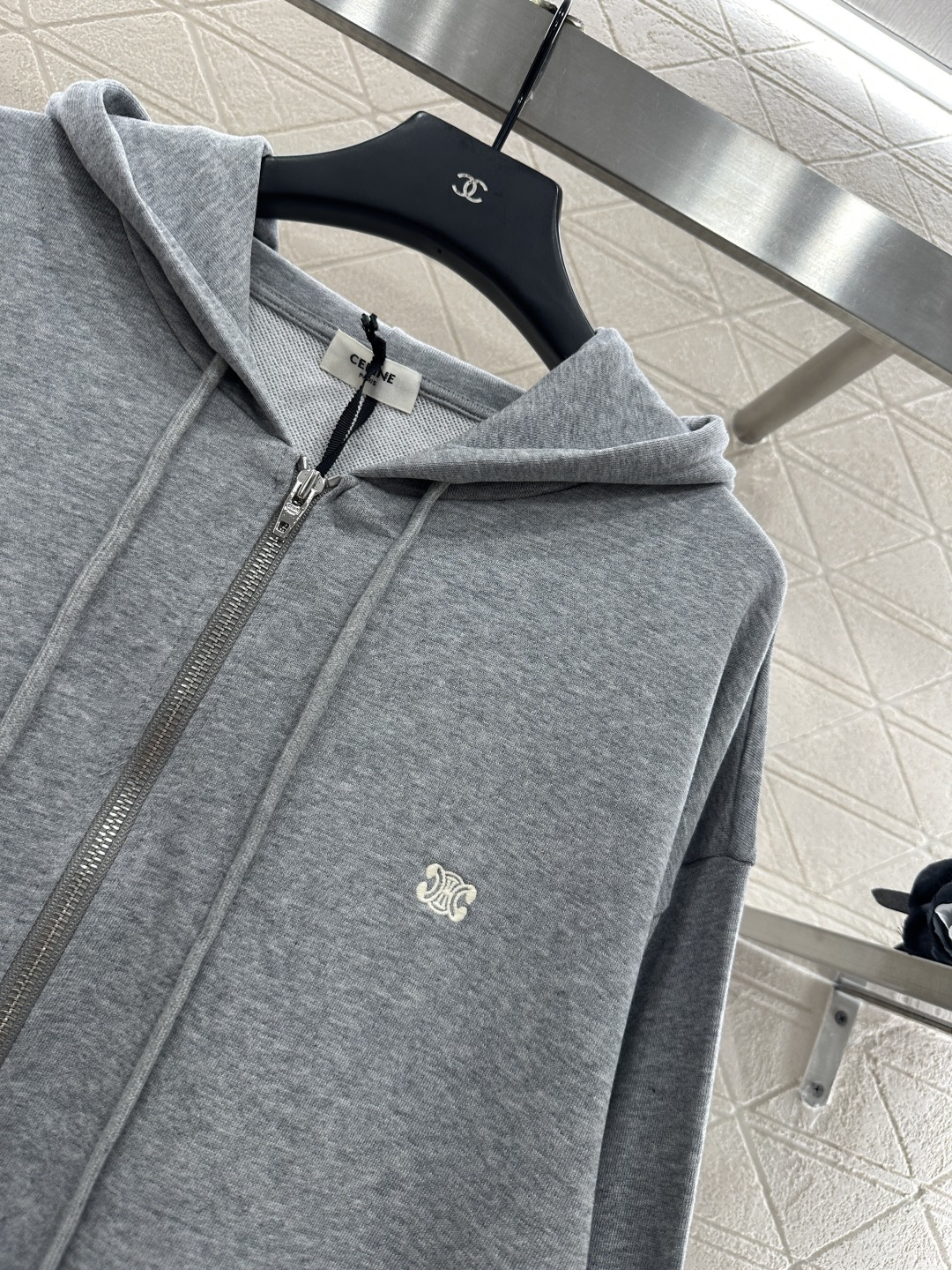 ♥Celin*♥2025新品上架
    廓形宽松连帽外套
定制YB斜纹全棉材质 舒适透气 挺括有型 连