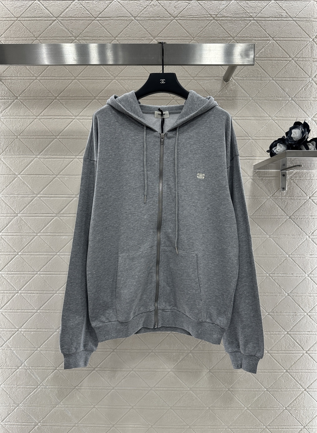 ♥Celin*♥2025新品上架
    廓形宽松连帽外套
定制YB斜纹全棉材质 舒适透气 挺括有型 连