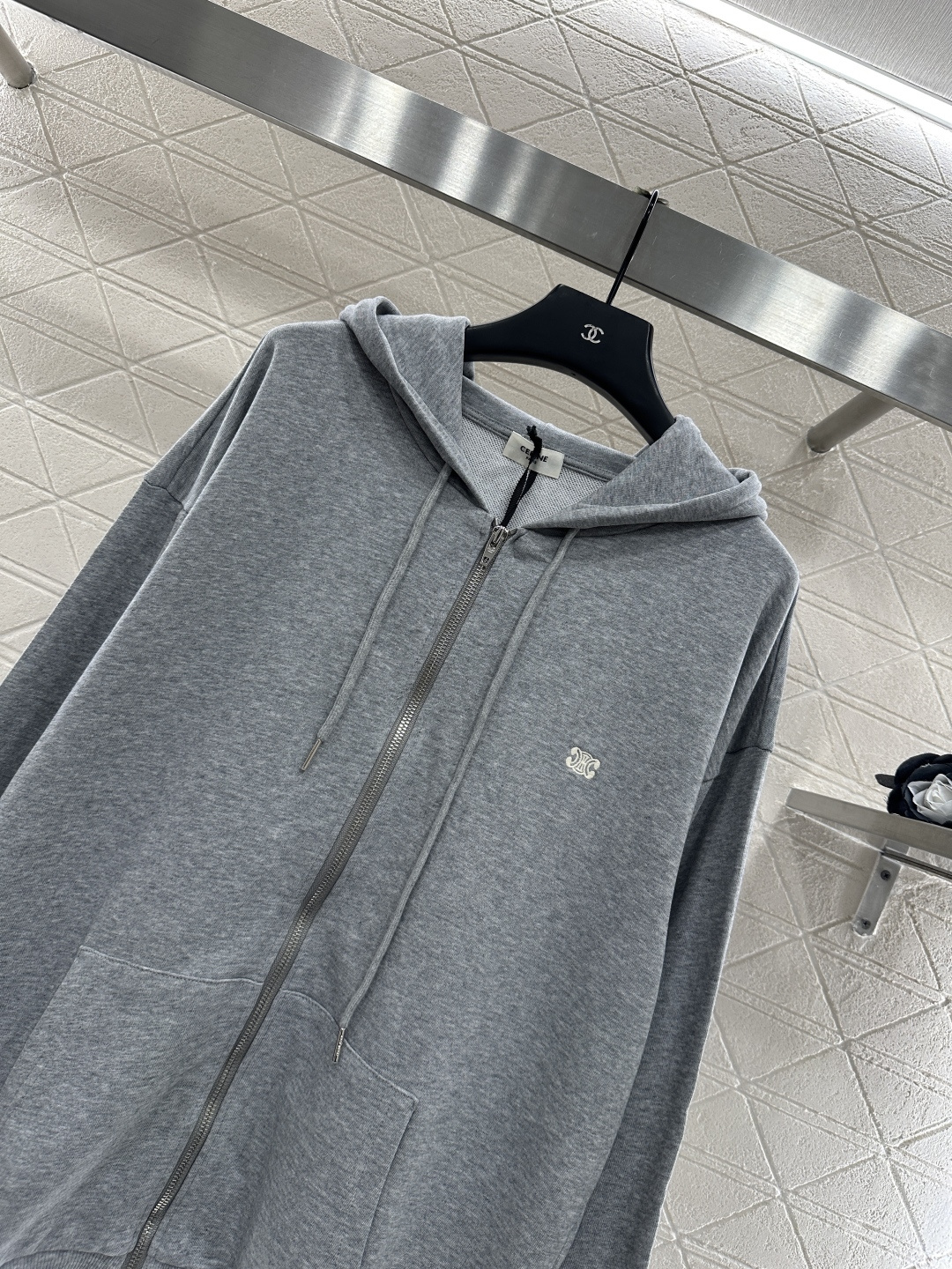 ♥Celin*♥2025新品上架
    廓形宽松连帽外套
定制YB斜纹全棉材质 舒适透气 挺括有型 连