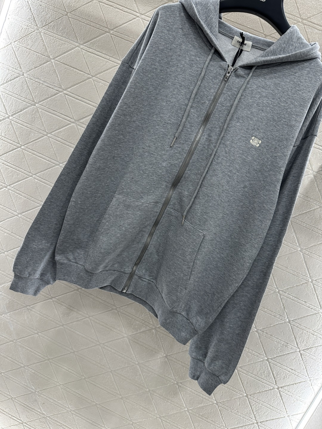 ♥Celin*♥2025新品上架
    廓形宽松连帽外套
定制YB斜纹全棉材质 舒适透气 挺括有型 连