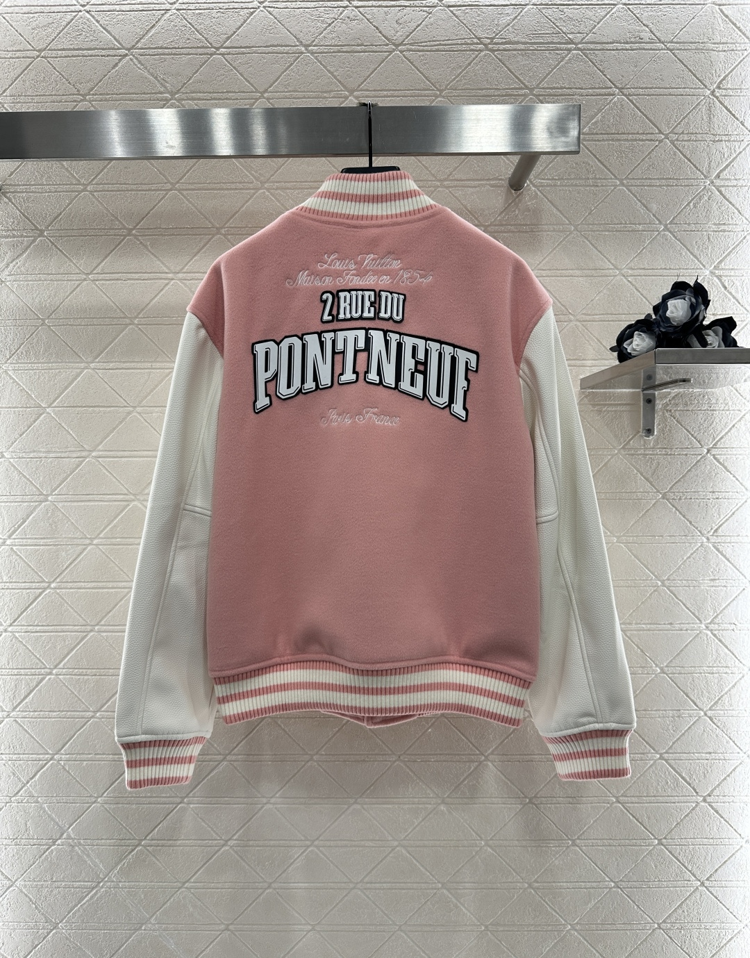 ♥Louis Vittn*♥2025新品上架
    休闲皮袖插肩棒球外套
定制YB进口棉毛材质 质感高