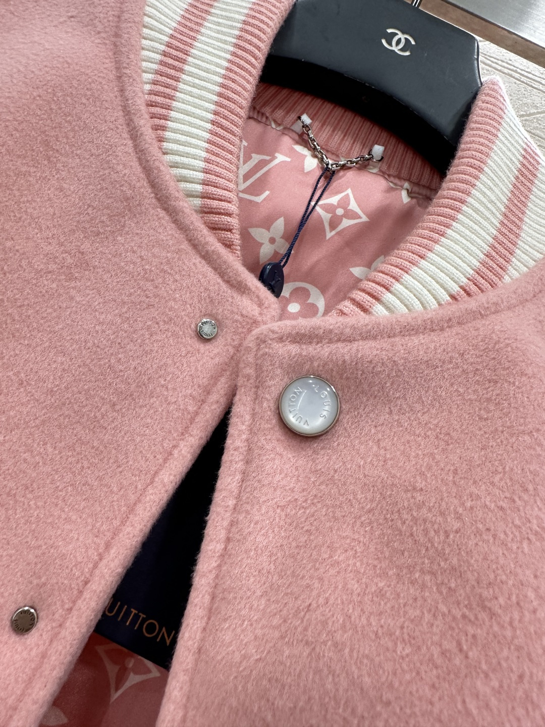 ♥Louis Vittn*♥2025新品上架
    休闲皮袖插肩棒球外套
定制YB进口棉毛材质 质感高