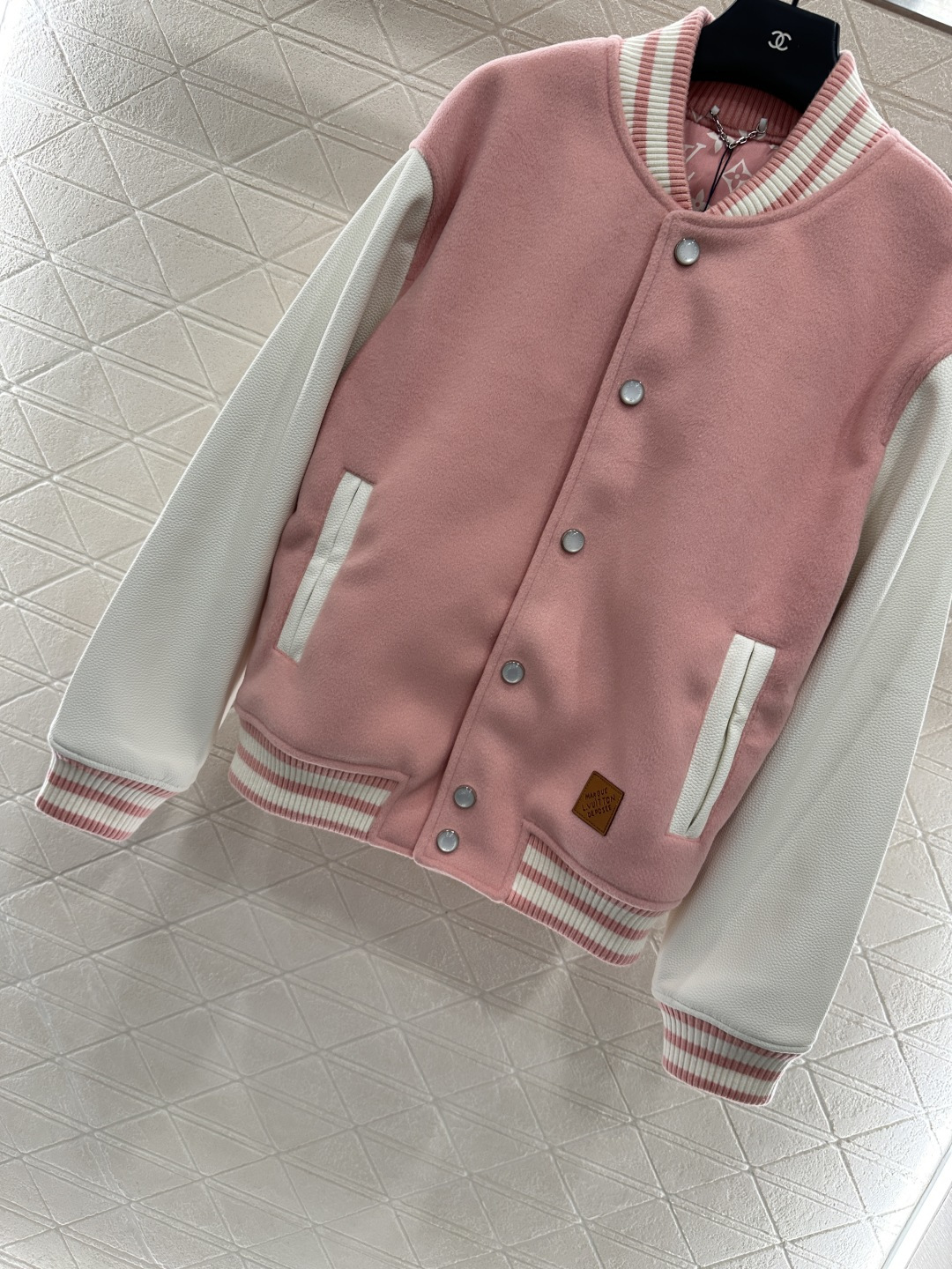 ♥Louis Vittn*♥2025新品上架
    休闲皮袖插肩棒球外套
定制YB进口棉毛材质 质感高