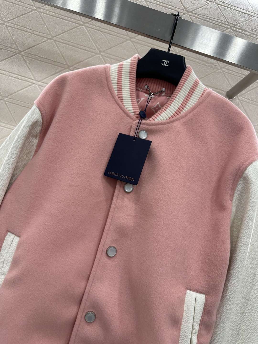 ♥Louis Vittn*♥2025新品上架
    休闲皮袖插肩棒球外套
定制YB进口棉毛材质 质感高