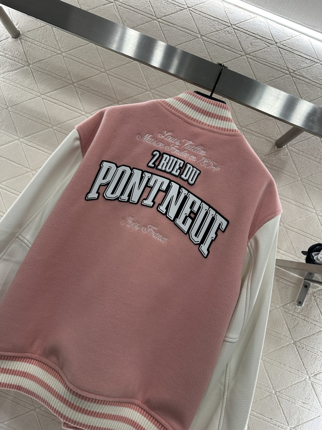 ♥Louis Vittn*♥2025新品上架
    休闲皮袖插肩棒球外套
定制YB进口棉毛材质 质感高