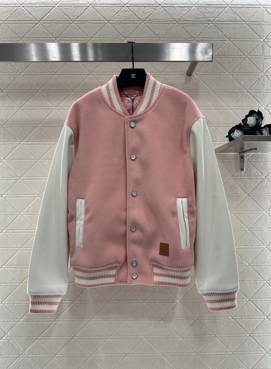 ♥Louis Vittn*♥2025新品上架
    休闲皮袖插肩棒球外套
定制YB进口棉毛材质 质感高