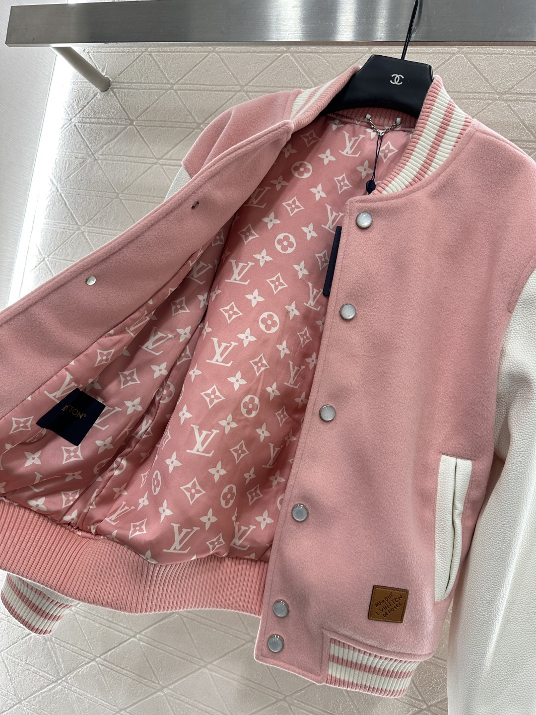 ♥Louis Vittn*♥2025新品上架
    休闲皮袖插肩棒球外套
定制YB进口棉毛材质 质感高