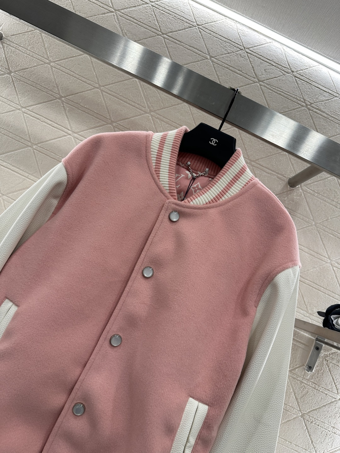 ♥Louis Vittn*♥2025新品上架
    休闲皮袖插肩棒球外套
定制YB进口棉毛材质 质感高