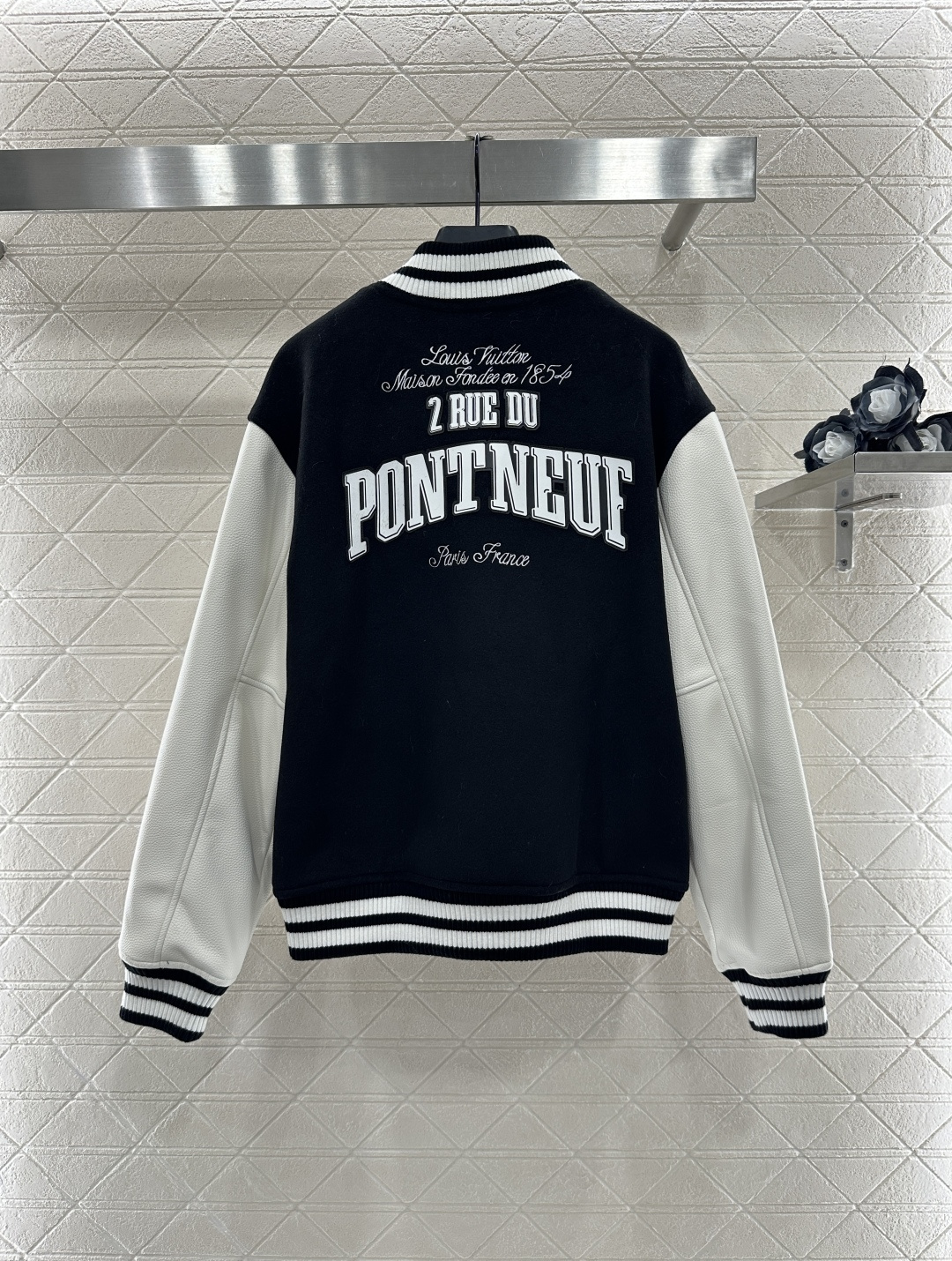 ♥Louis Vittn*♥2025新品上架
    休闲皮袖插肩棒球外套
定制YB进口棉毛材质 质感高