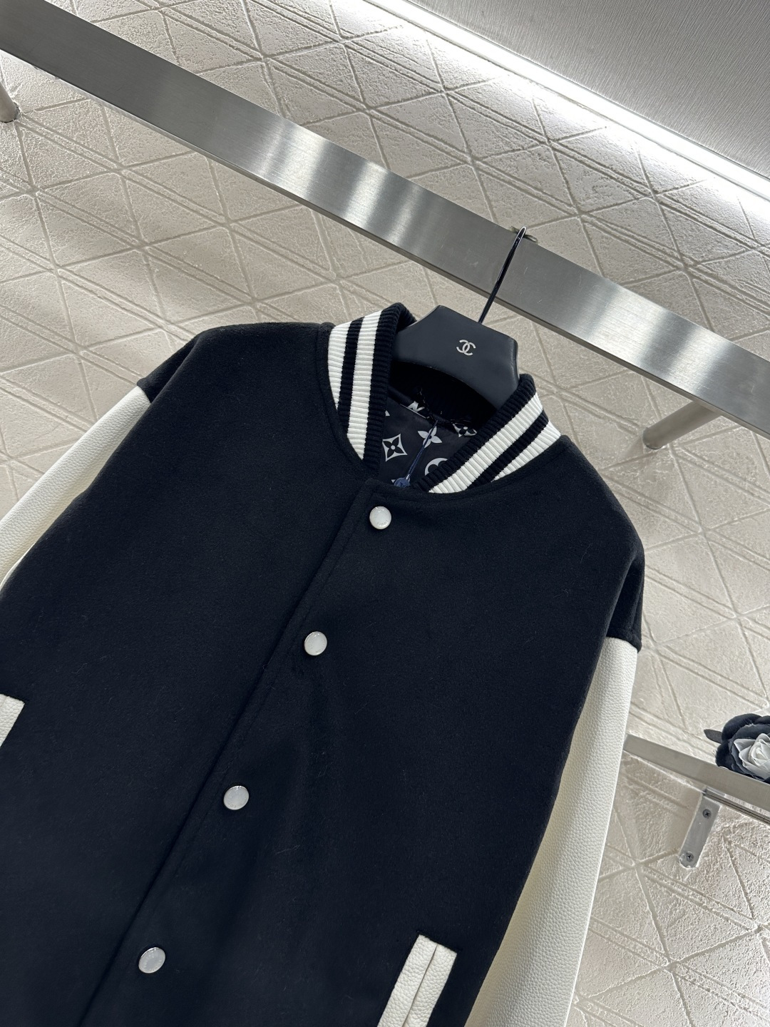 ♥Louis Vittn*♥2025新品上架
    休闲皮袖插肩棒球外套
定制YB进口棉毛材质 质感高