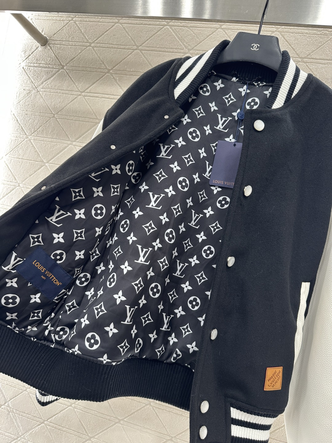 ♥Louis Vittn*♥2025新品上架
    休闲皮袖插肩棒球外套
定制YB进口棉毛材质 质感高