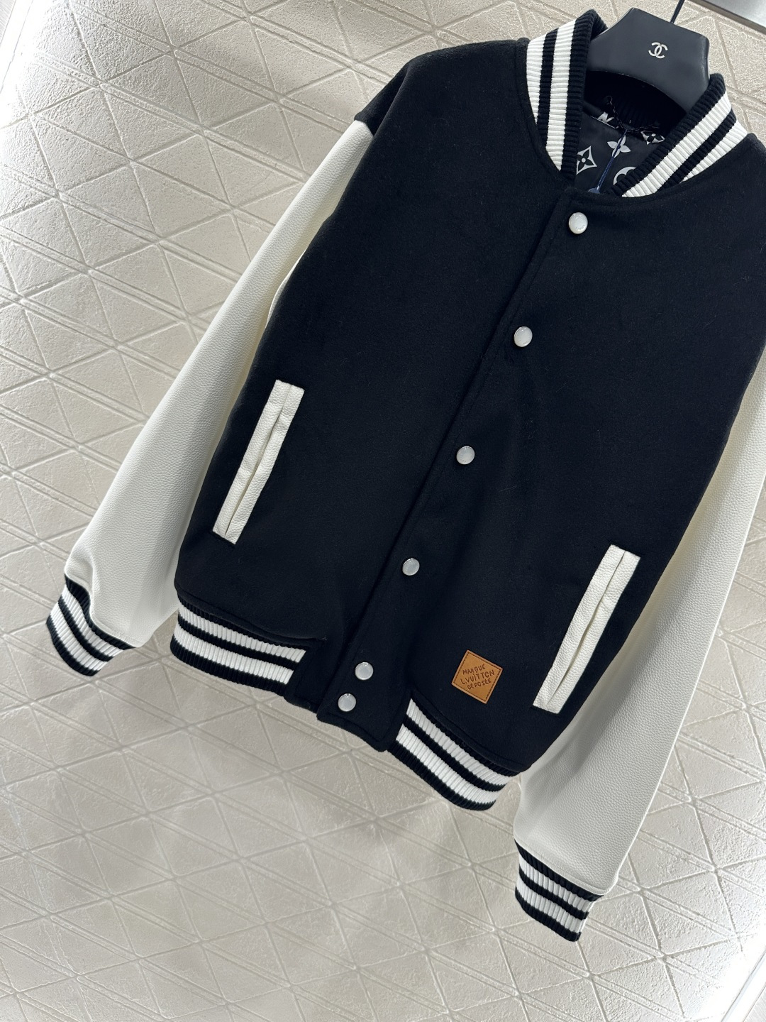♥Louis Vittn*♥2025新品上架
    休闲皮袖插肩棒球外套
定制YB进口棉毛材质 质感高