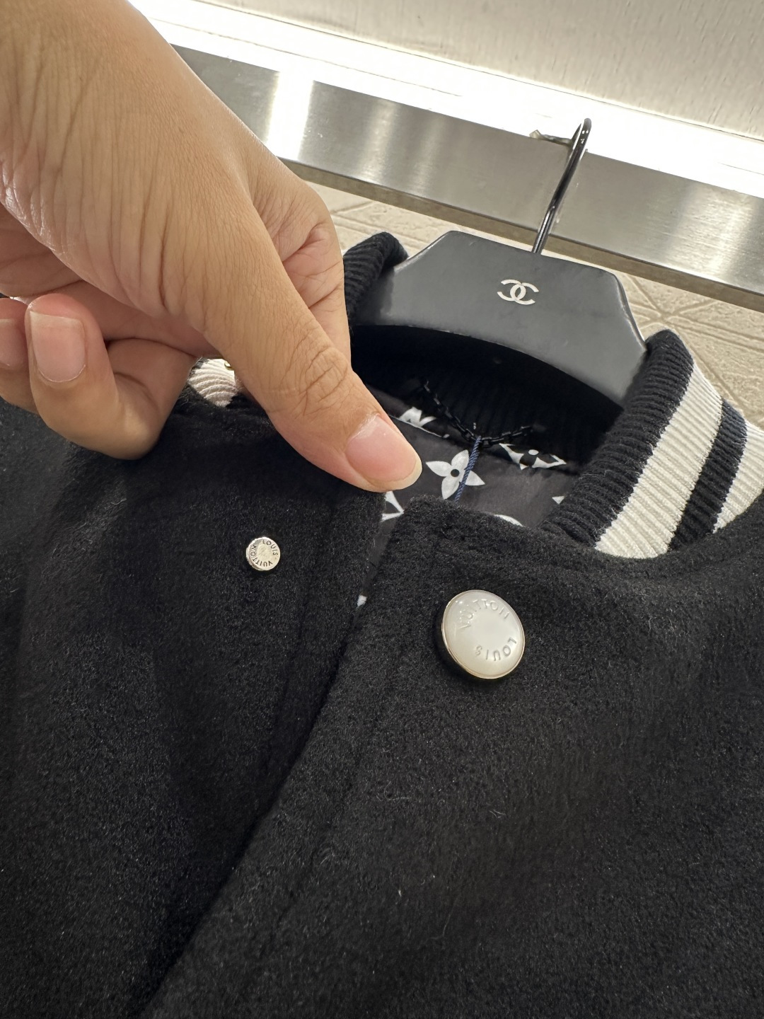 ♥Louis Vittn*♥2025新品上架
    休闲皮袖插肩棒球外套
定制YB进口棉毛材质 质感高