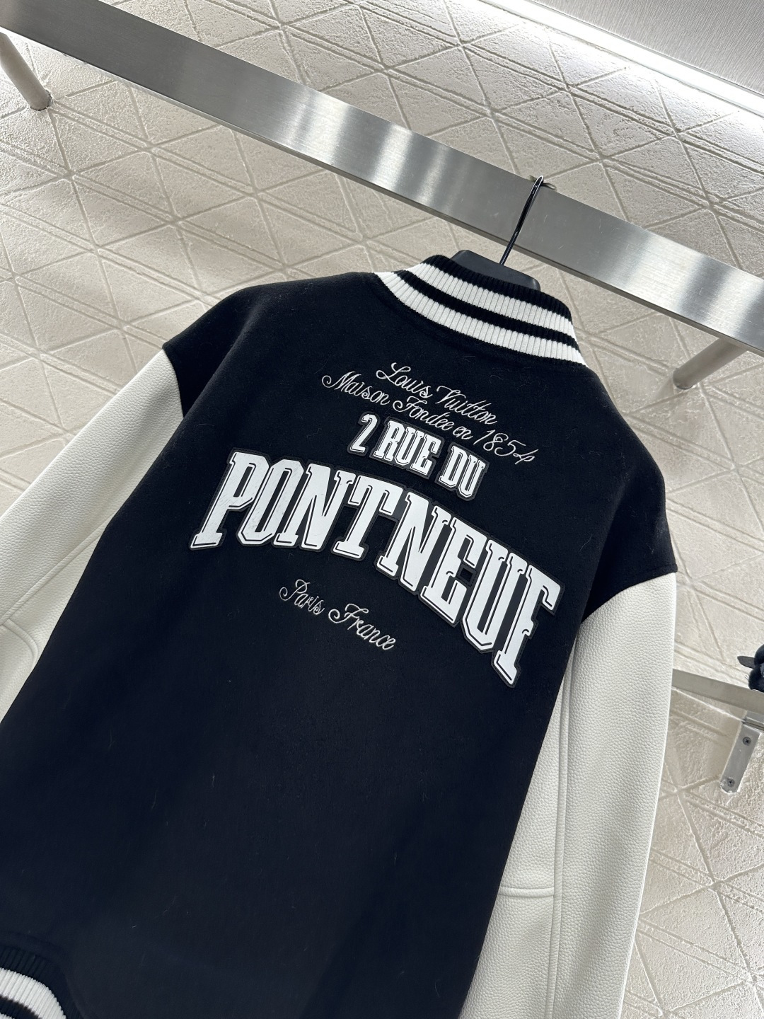 ♥Louis Vittn*♥2025新品上架
    休闲皮袖插肩棒球外套
定制YB进口棉毛材质 质感高