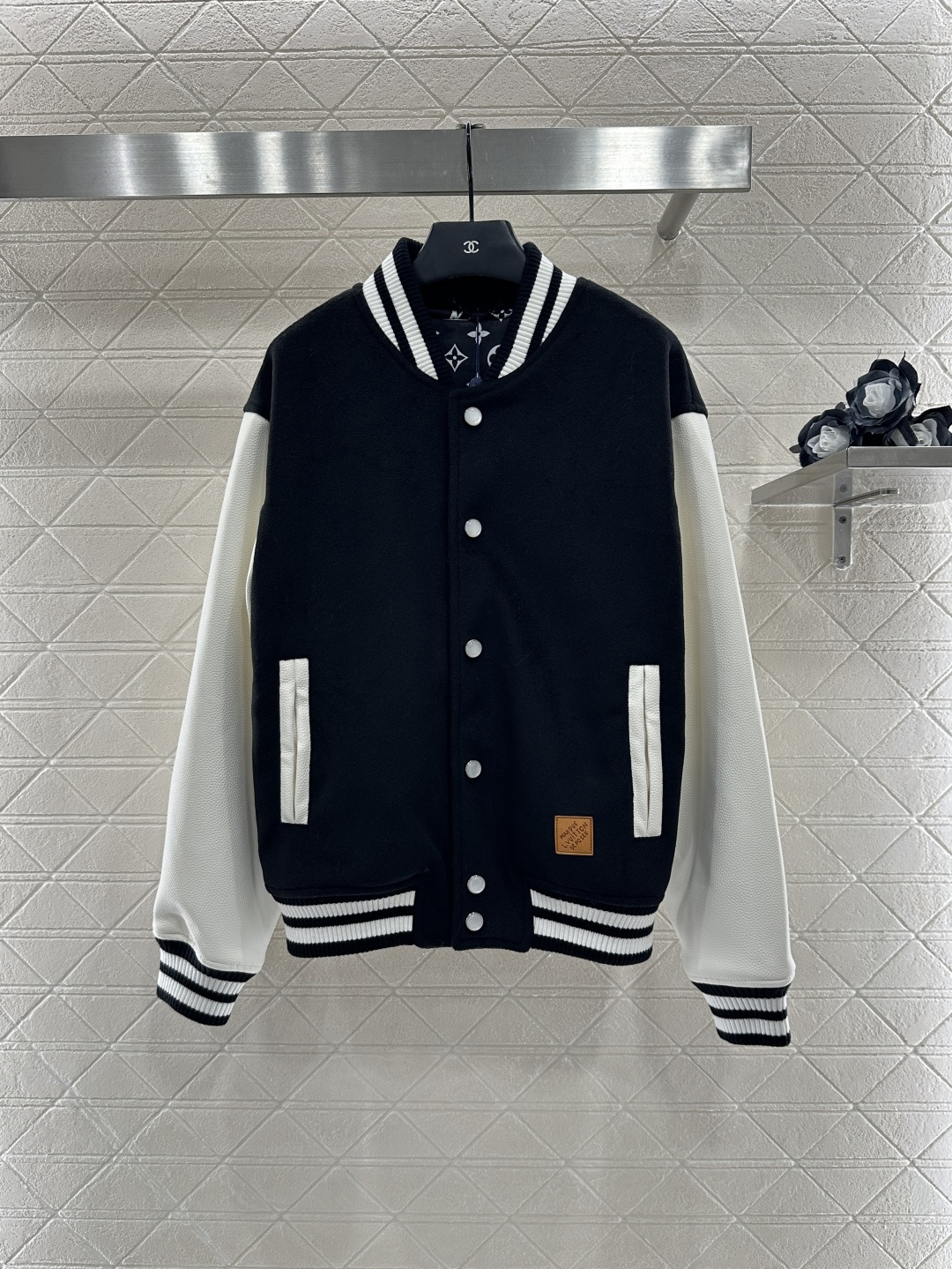 ♥Louis Vittn*♥2025新品上架
    休闲皮袖插肩棒球外套
定制YB进口棉毛材质 质感高