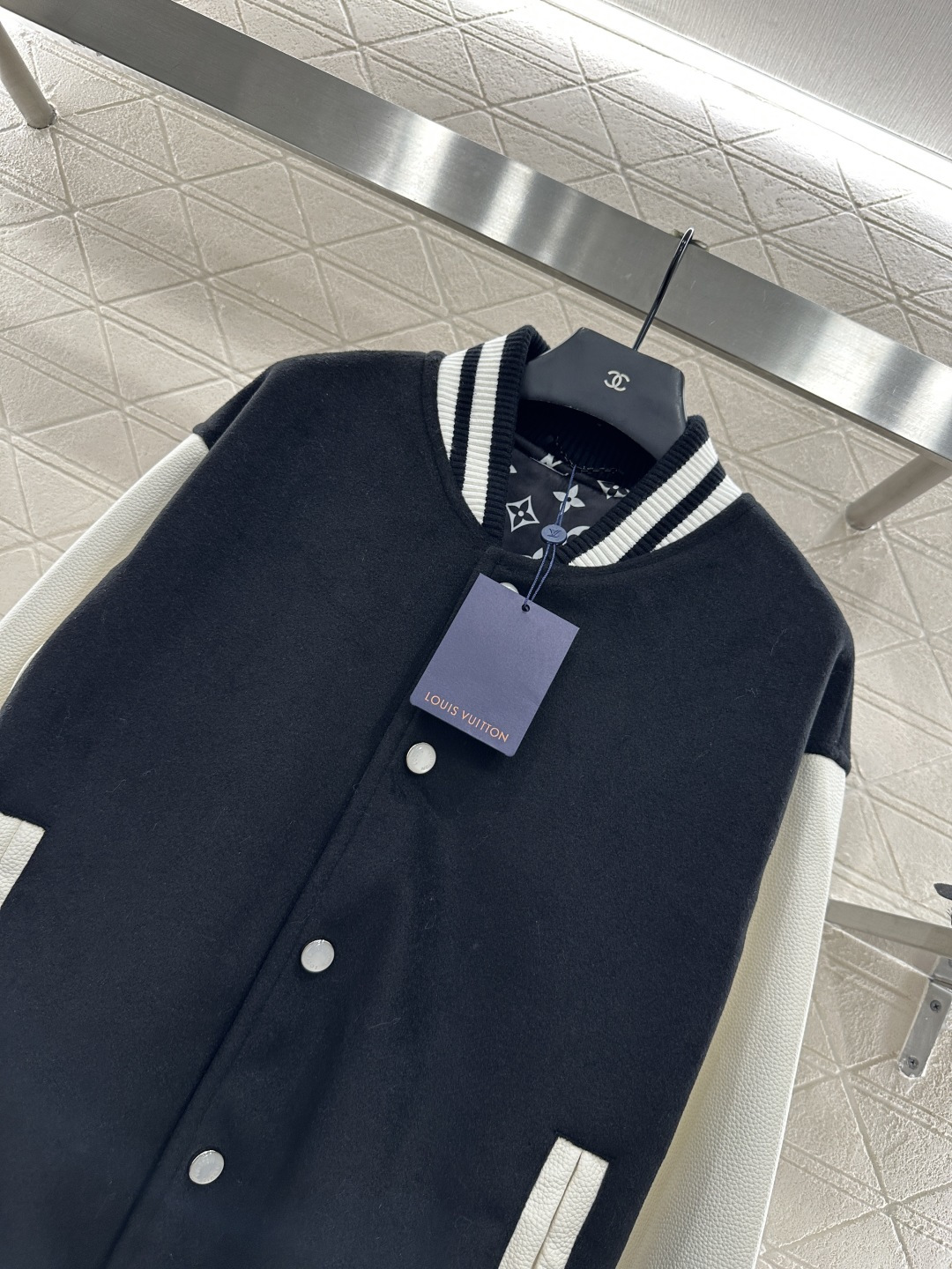 ♥Louis Vittn*♥2025新品上架
    休闲皮袖插肩棒球外套
定制YB进口棉毛材质 质感高