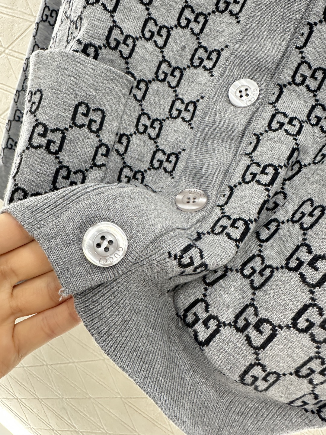 ♥Gucc*♥2025新品上架 两面穿提花针织开衫定制YB羊毛针织材质 质感细腻 毛感舒适明显 V领针织