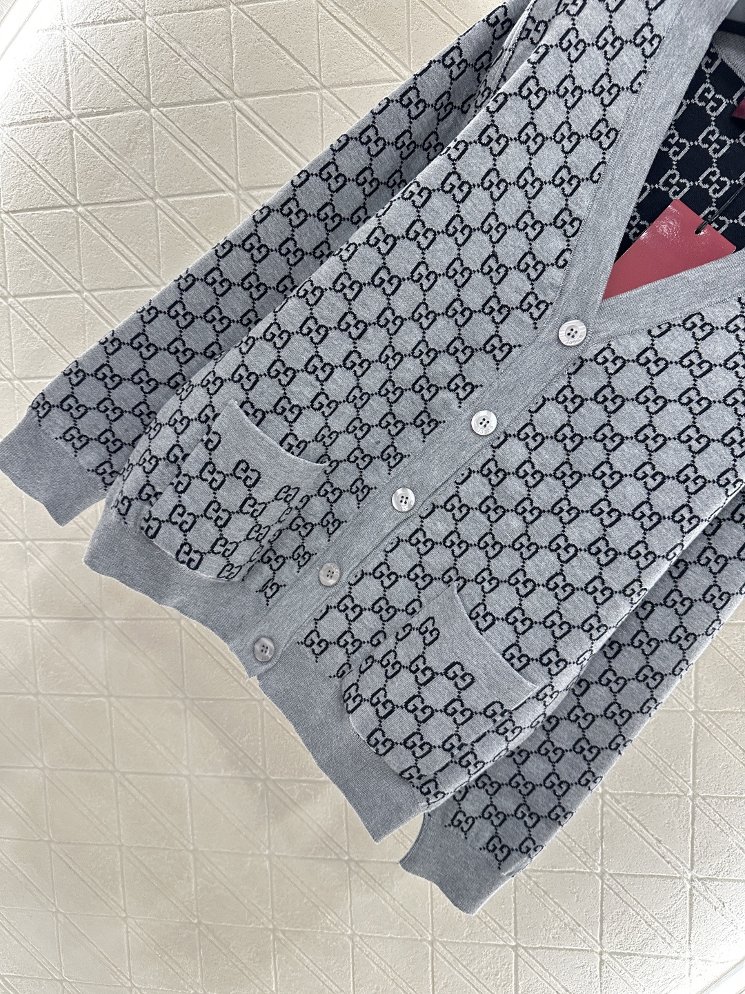 ♥Gucc*♥2025新品上架 两面穿提花针织开衫定制YB羊毛针织材质 质感细腻 毛感舒适明显 V领针织