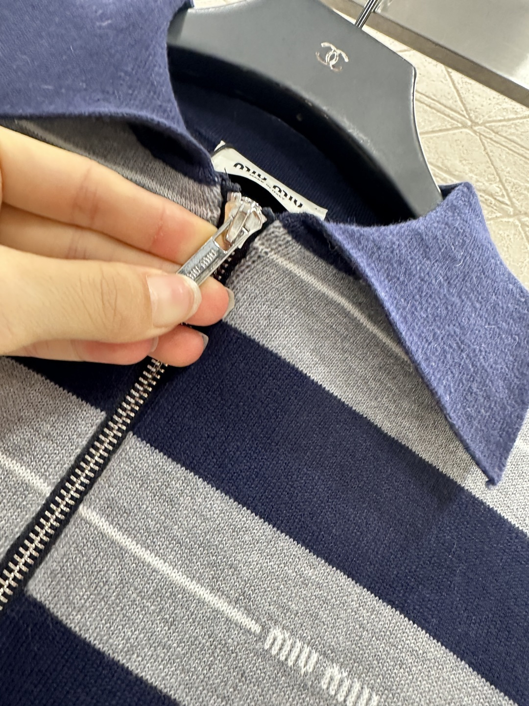 ♥Miumi*♥2025新品上架 翻领针织长袖定制YB羊毛纱线织造 柔软舒适 洋气显瘦 翻领𝑝𝑜𝑙𝑜长袖