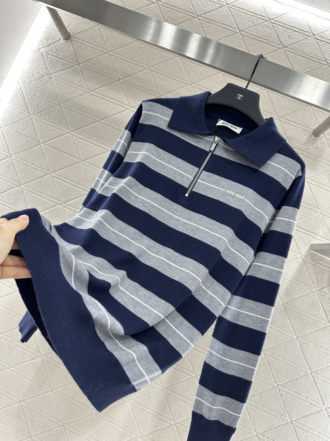 ♥Miumi*♥2025新品上架 翻领针织长袖定制YB羊毛纱线织造 柔软舒适 洋气显瘦 翻领𝑝𝑜𝑙𝑜长袖