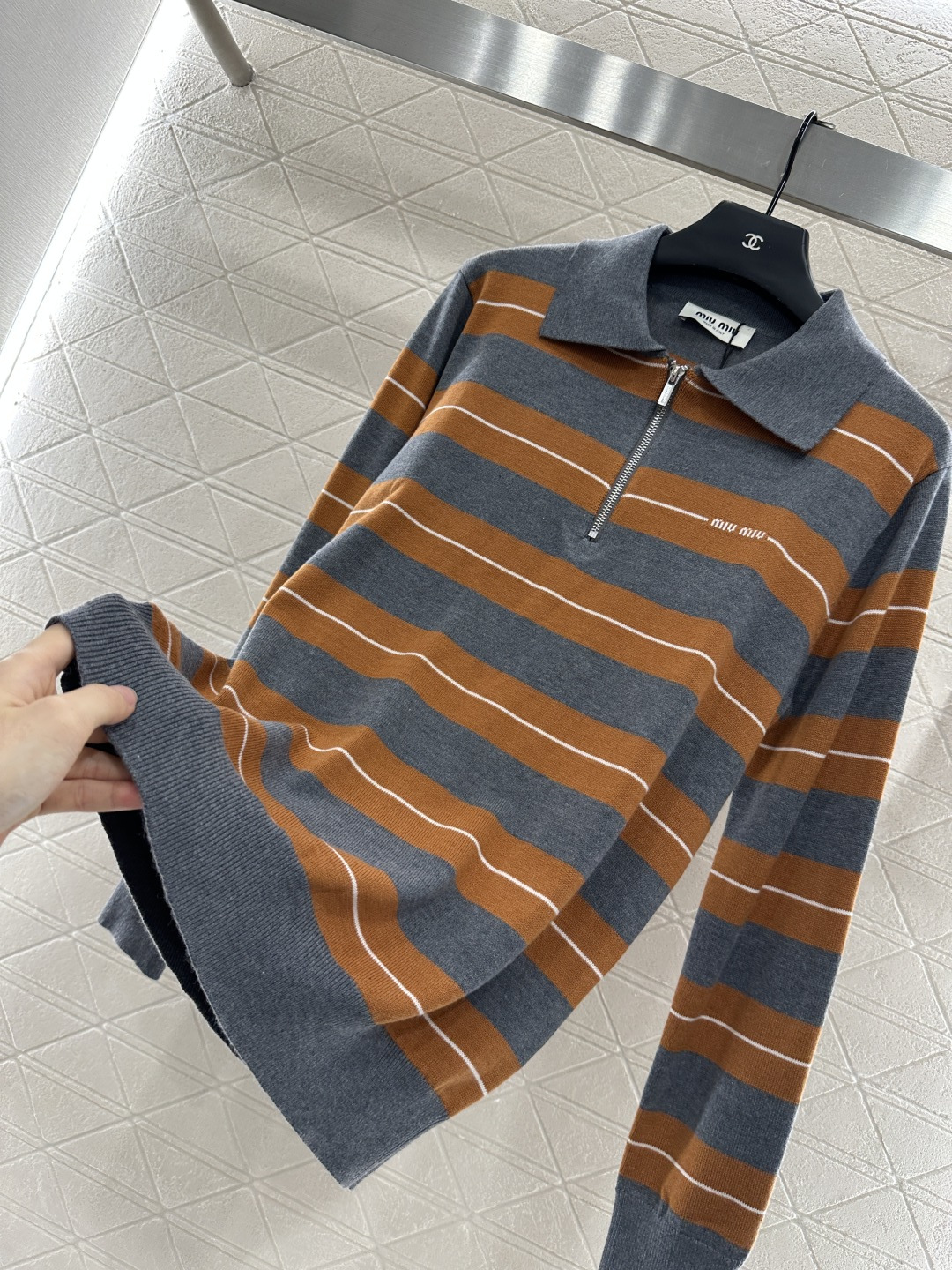 ♥Miumi*♥2025新品上架 翻领针织长袖定制YB羊毛纱线织造 柔软舒适 洋气显瘦 翻领𝑝𝑜𝑙𝑜长袖