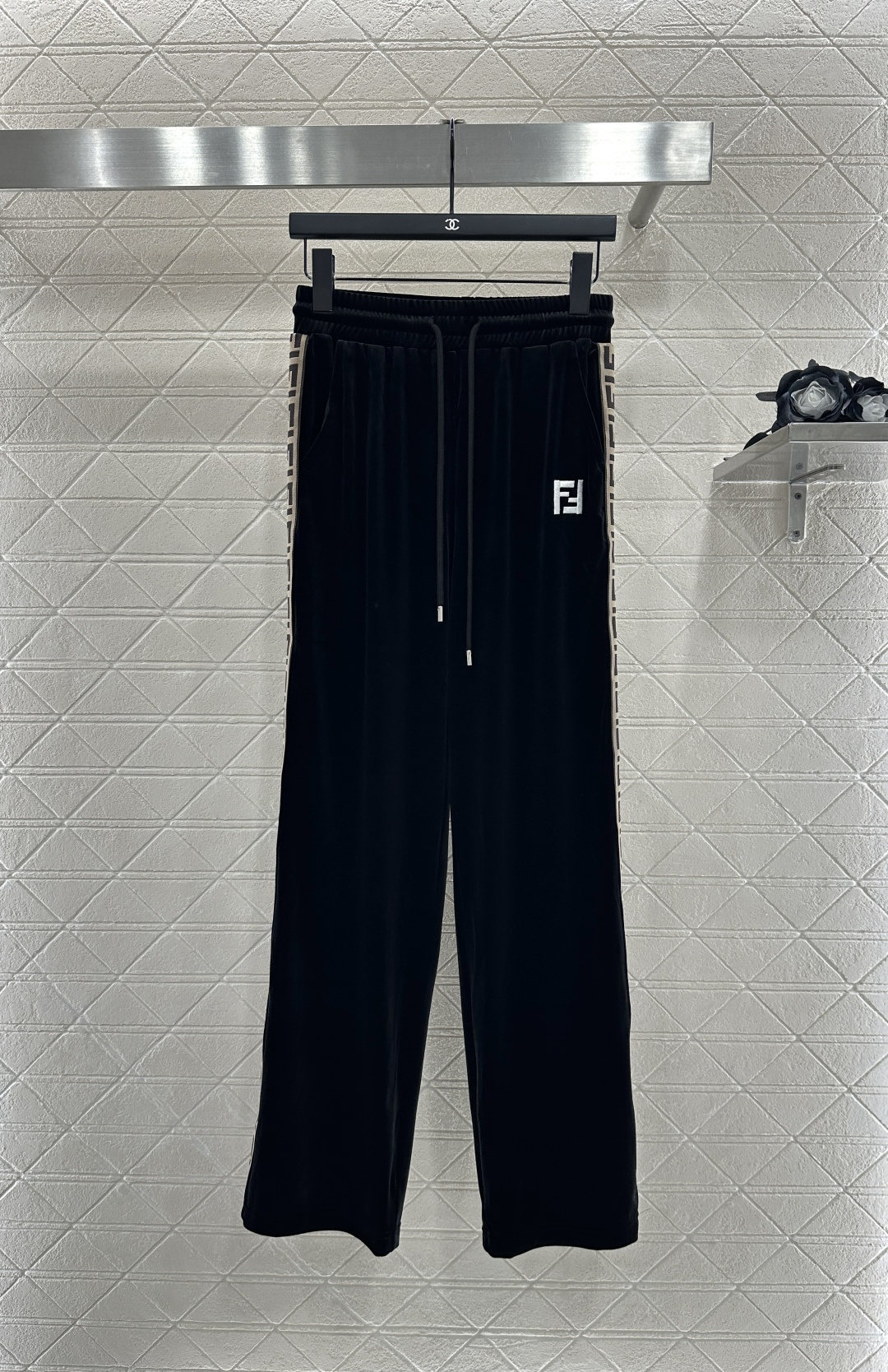 ♥Fend*♥2025新品上架 连帽外套阔腿长裤套装定制YB进口丝绒材质 质感光泽 垂顺舒适 连帽抽绳拉