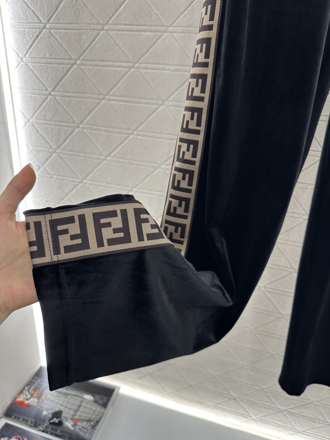 ♥Fend*♥2025新品上架 连帽外套阔腿长裤套装定制YB进口丝绒材质 质感光泽 垂顺舒适 连帽抽绳拉